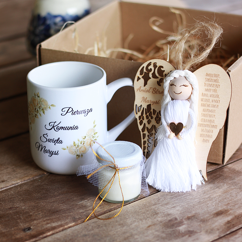 Box prezentowy I Komunia Święta: anioł personalizowany makrama, kubek z nadrukiem, mini świeczka sojowa